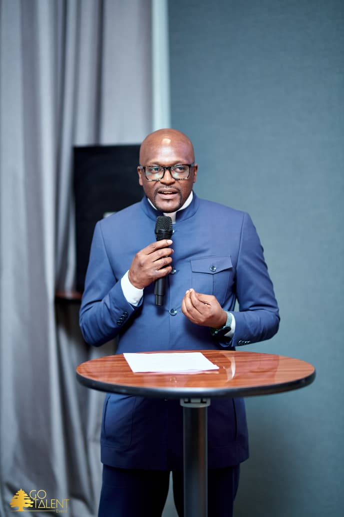 M. Charles Kabulo au micro lors de la rencontre L’humain au centre, en décembre 2025