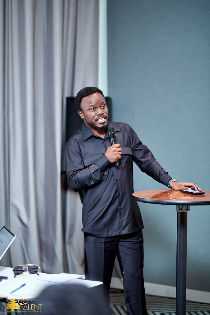 M. Pierre Kasongo au micro lors de la rencontre L’humain au centre, en décembre 2025